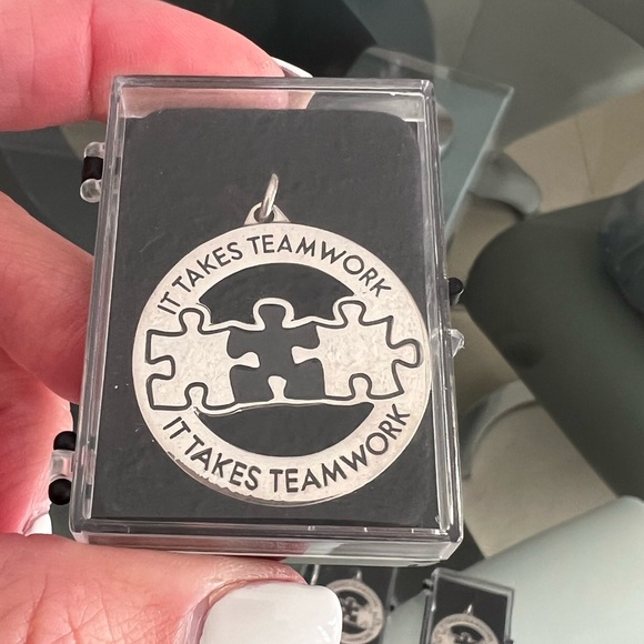 🔴 (New) Bundle of 3 Nickel-Finish Key Chain - It Takes Teamwork - Picture 3 of 7